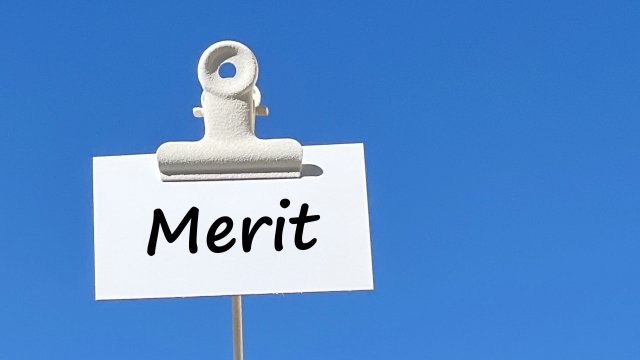 「メリット」と書かれたメモ